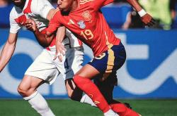 开云APP-欧洲杯赛场上球员们争相施展绝技