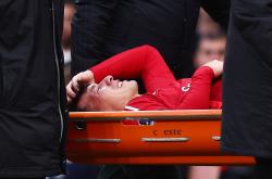 开云体育-足球赛事中曼联战胜对手成功伤退