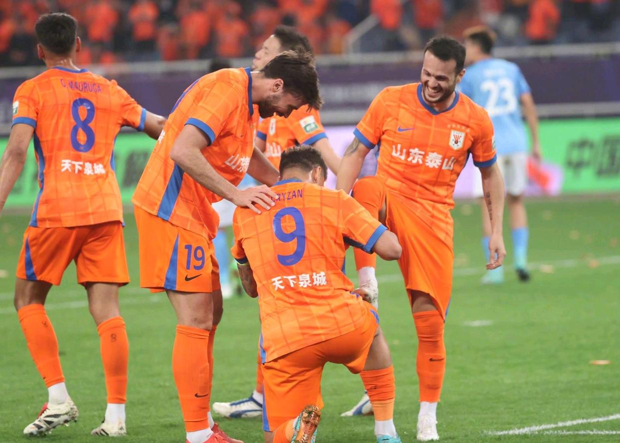 关于山东客场获胜，稳居积分榜首的信息
