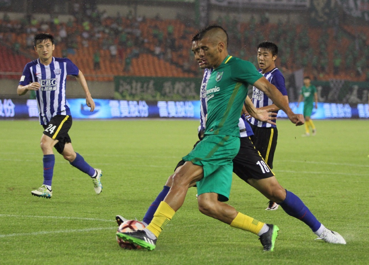 绿城球队主场不敌对手，遇到困境