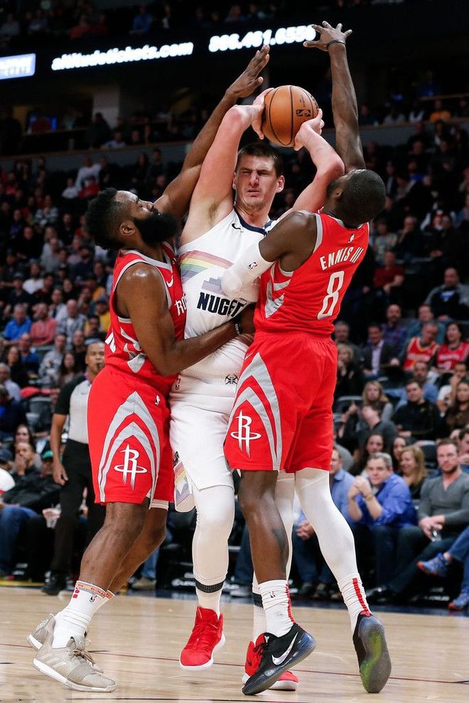 火箭成功赢下对手，举行翻盖致胜成绩吐气扬漏