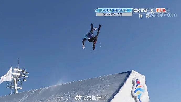 女子跳台滑雪项目激烈角逐,加拿大选手获得金牌 女子跳台滑雪项目激烈角逐,加拿大选手获得金牌